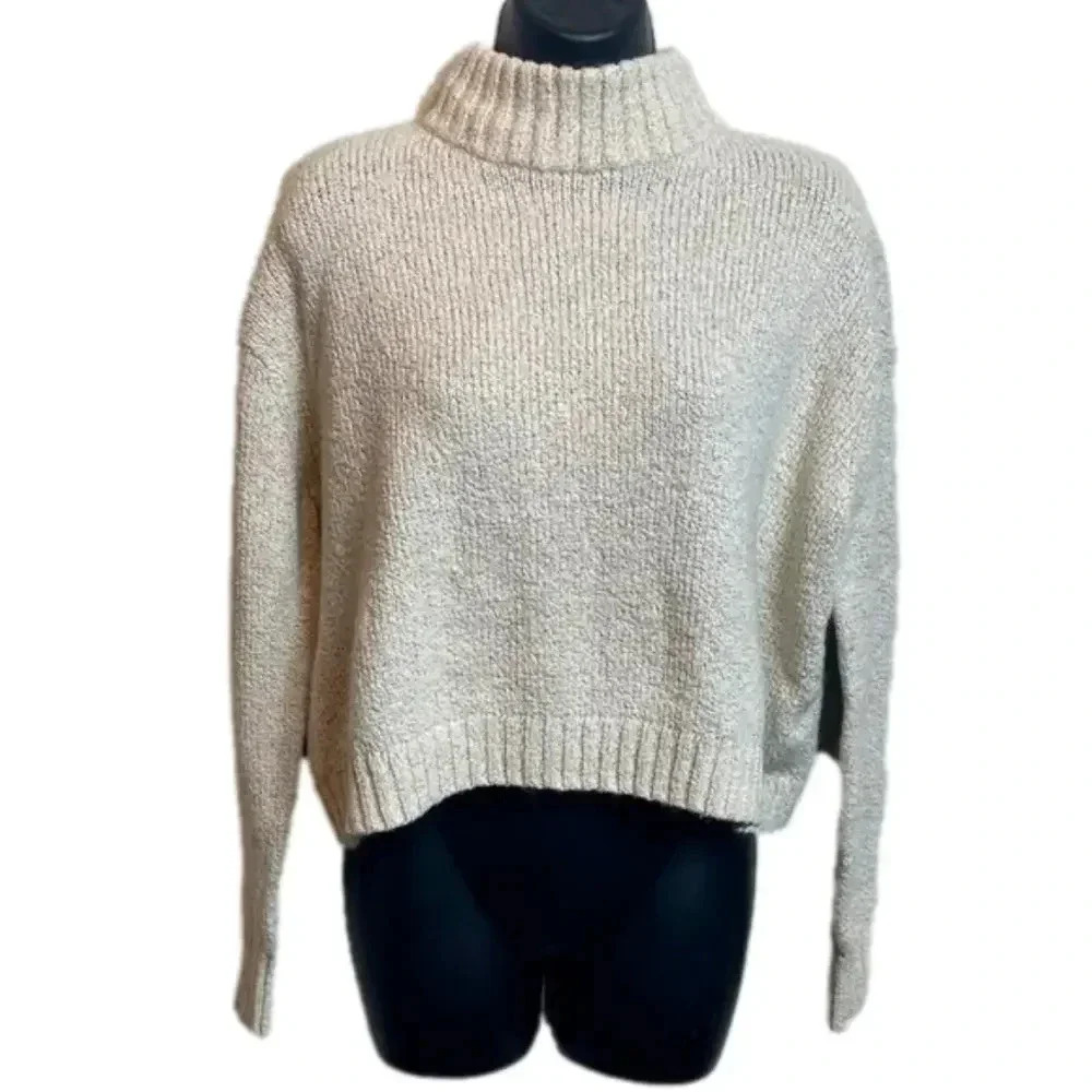 AMERICAN Eagle turtleneck,‎ cropped sweater. Ivory color. 
Size: medium